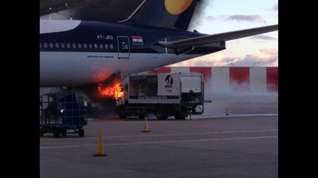 Un camion de nettoyage prend feu sous un avion de Jet Airway