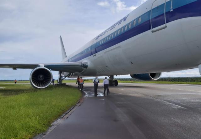 Un avion de Eastern Airlines sort de taxiway après atterrissage