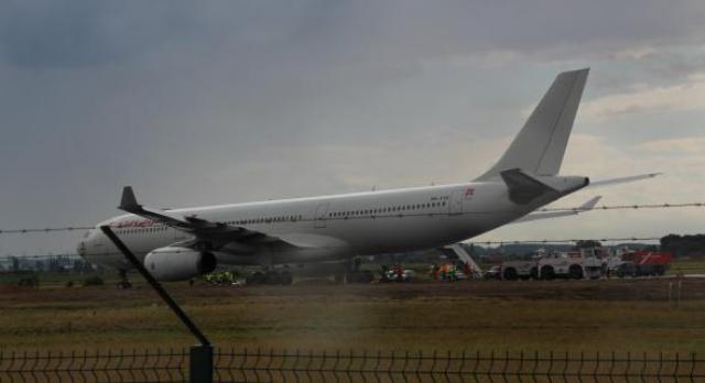 Sortie de taxiway au roulage d'un avion de Air Algérie