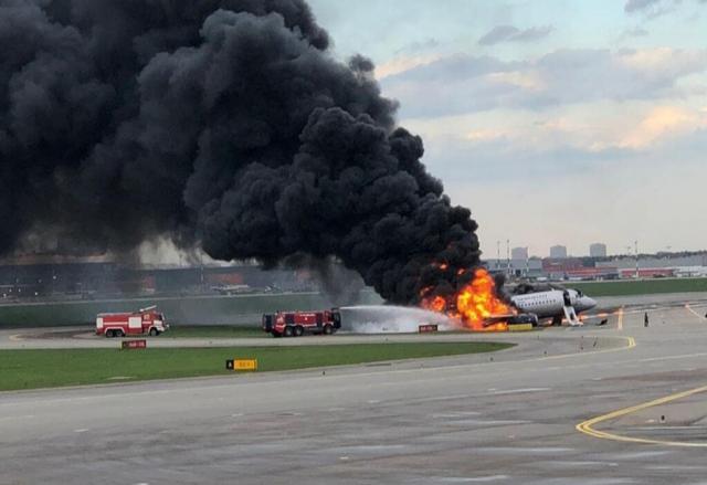 Un avion de Aeroflot se pose en urgence et prend feu