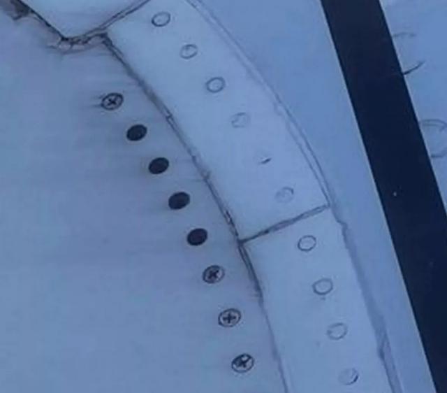 Des vis manquantes sur l'aile d'un avion de Virgin Atlantic