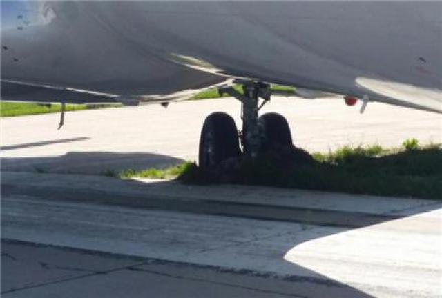 Sortie de taxiway d'un avion de American Airlines