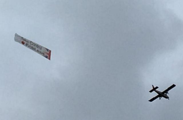 Deux avions pro-Brexit survolent le mémorial de Jo Cox