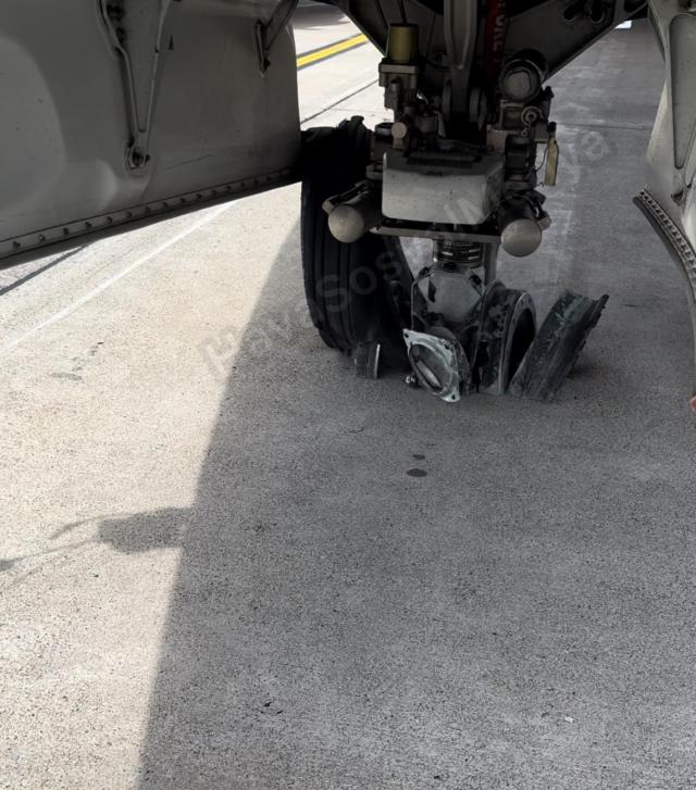 Atterrissage sur la jambe de train d'un avion de Corendon Airline