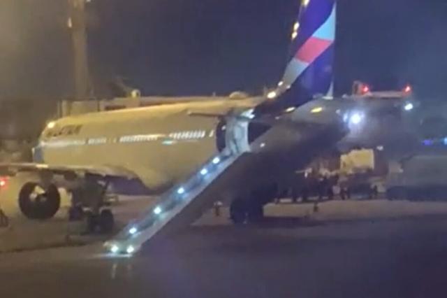Ouverture de toboggan au sol d'un avion de LATAM Brazil