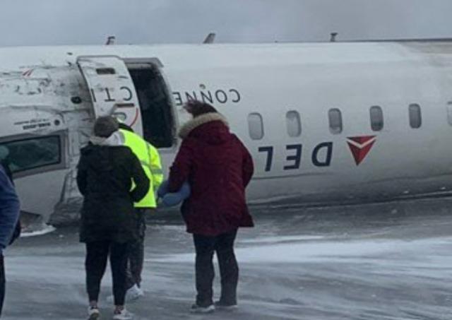 Un avion de Delta Airline se renverse sur le dos à l'atterrissage
