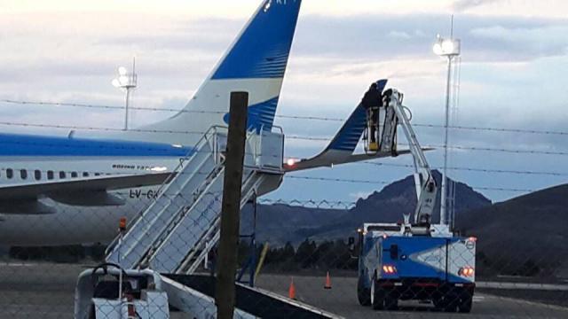 Un avion de Aerolineas Argentina heurte un pylône au roulage