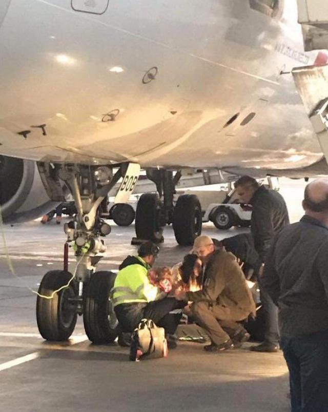 Une femme et un bébé se blessent en tombant d'un avion