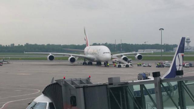 Un avion de Emirates roule sur une balise de piste