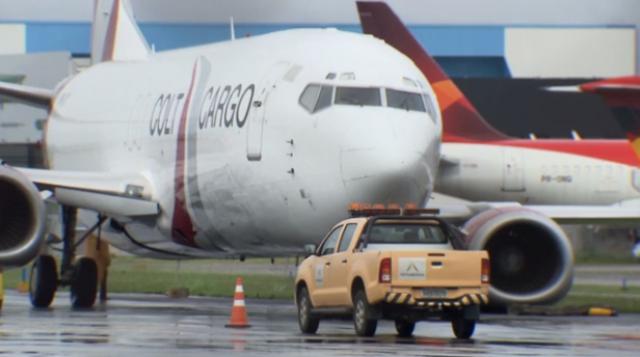 Un avion de COLT Cargo s'enfonce dans le bitume du parking