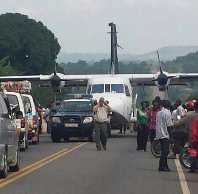 Un avion de l'ONU se pose sur une route en Ouganda