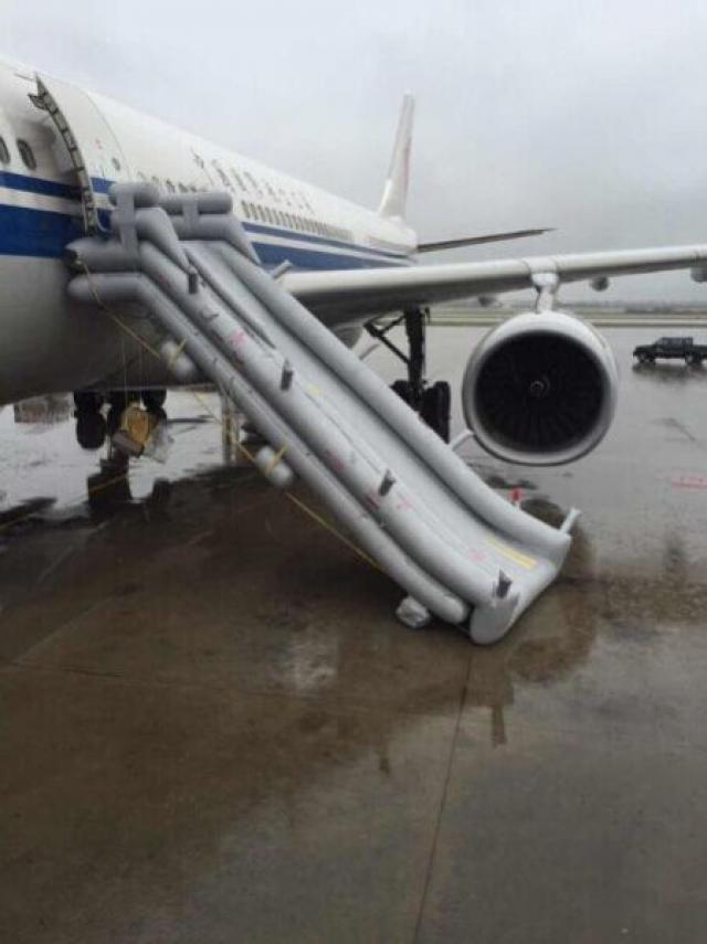Ouverture accidentelle d'un toboggan d'un avion de Air China