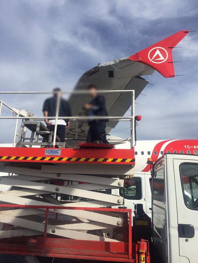 Un avion de AtlasJet heurte un pylône électrique au roulage