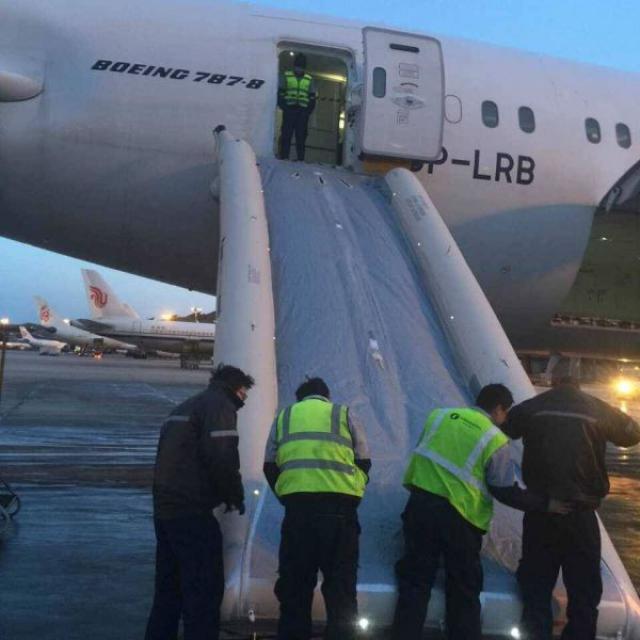 Ouverture inopinée de toboggan d'un avion de LOT Polish