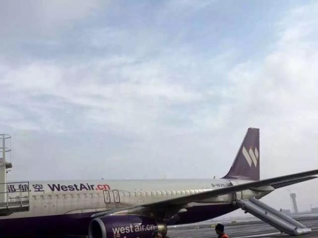 Ouverture accidentelle du toboggan d'un avion de West Air