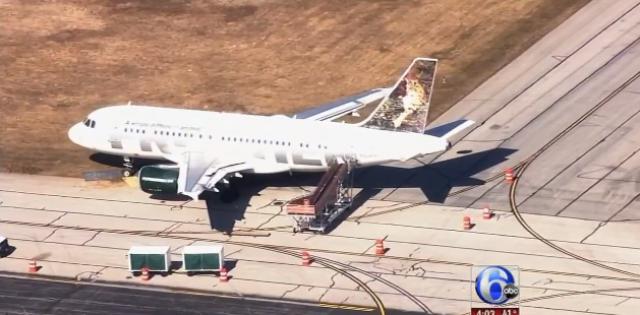 Sortie de taxiway au roulage d'un avion de Frontier Airlines