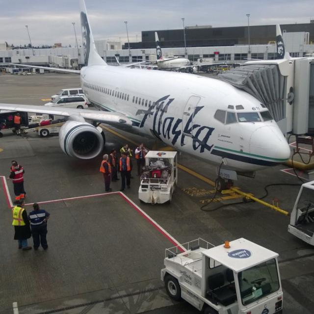 Un véhicule à bagages heurte un avion de Alaska Airlines
