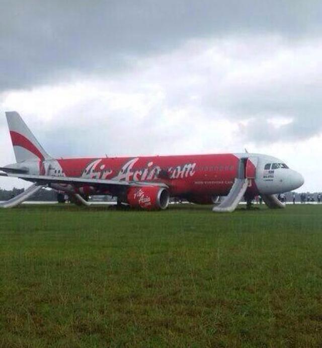 Sortie de piste au poser d'un avion de AirAsia