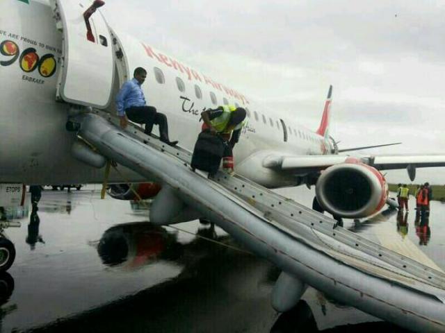 Sortie de piste au poser d'un avion de Kenya Airways
