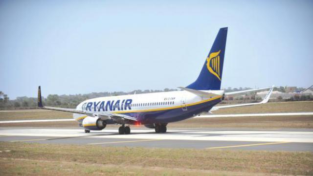 Un couple d'italiens courent après un avion de Ryanair