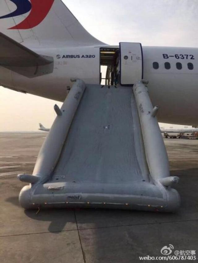 Ouverture inopinée de toboggan d'un avion de China Eastern
