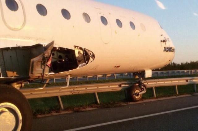 Étonnant accident routier d'un avion de Tatarstan Airlines
