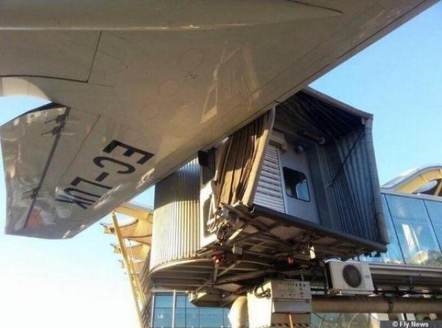 Un avion de Iberia heurte une passerelle à l'arrivée