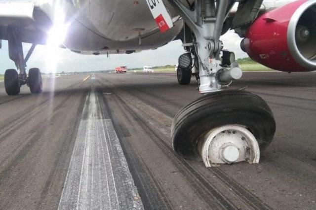 Un avion de Batik Air se pose avec la roulette de nez à 90°