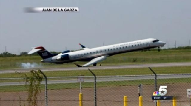 Un avion de American touche la piste de l'aile au poser