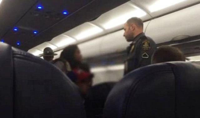 Quatre passagers débarqués d'un avion de Spirit Airlines