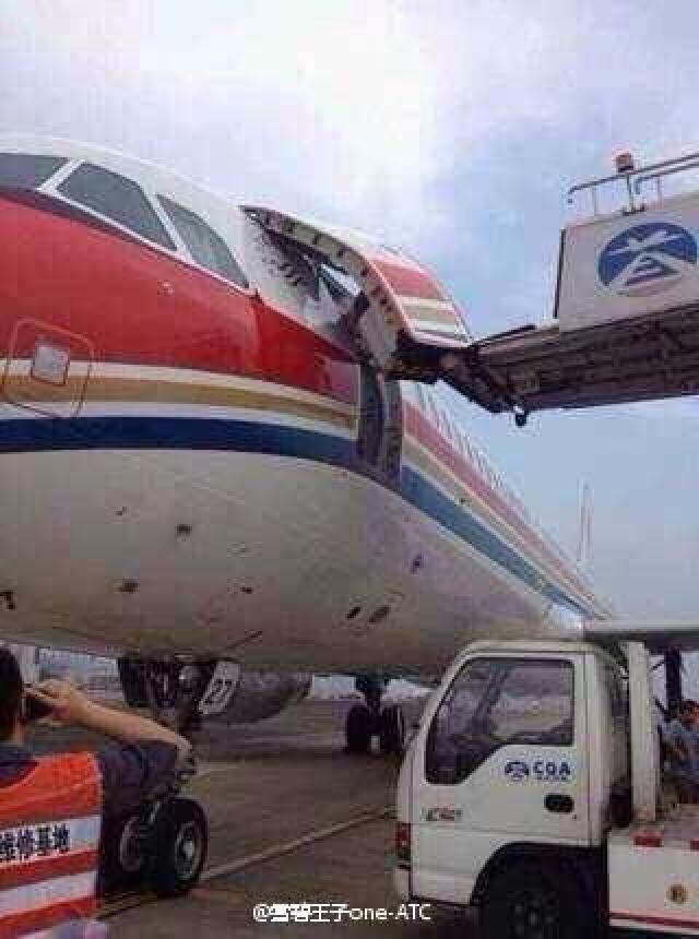 Arrachement d'une porte sur un avion de China Eastern