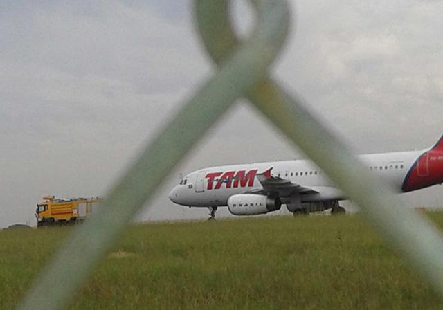 Éclatement de pneu à l'atterrissage d'un avion de TAM