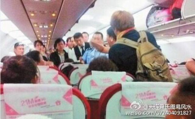 Le passager d'un avion de China Eastern frappe l'air marshal
