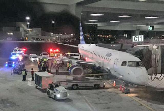 Une camionnette heurte un avion de JetBlue aux parkings
