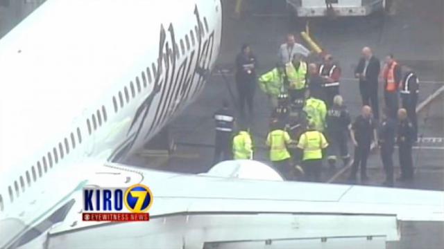 Un avion de Alaska Airlines vole avec un bagagiste en soute