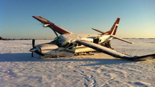 Poser d'urgence sur un lac gelé d'un avion de Air Tindi