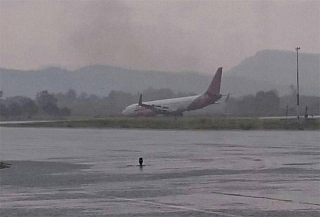 Sortie de piste à l'atterrissage d'un avion de Batik Air