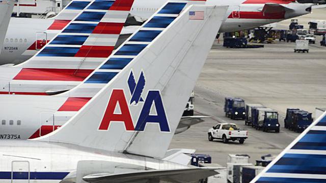 L'employé de l'aéroport de Boston prend un selfie sur l'aile
