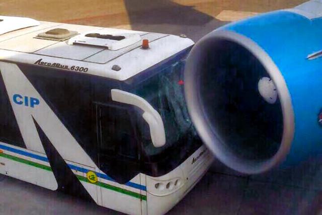 Un bus heurte le réacteur d'un avion de Uzbekistan Airways