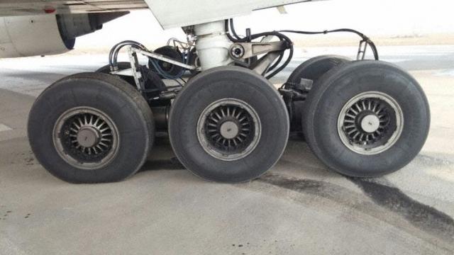 Le train d'un avion de Pakistan Air s'enfonce dans la piste
