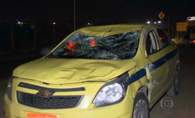 Un taxi renversé par le souffle d'un avion au décollage