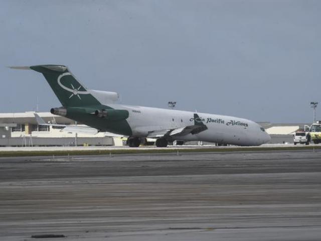 Un avion de Asia Pacific Cargo se pose sur le nez à Guam