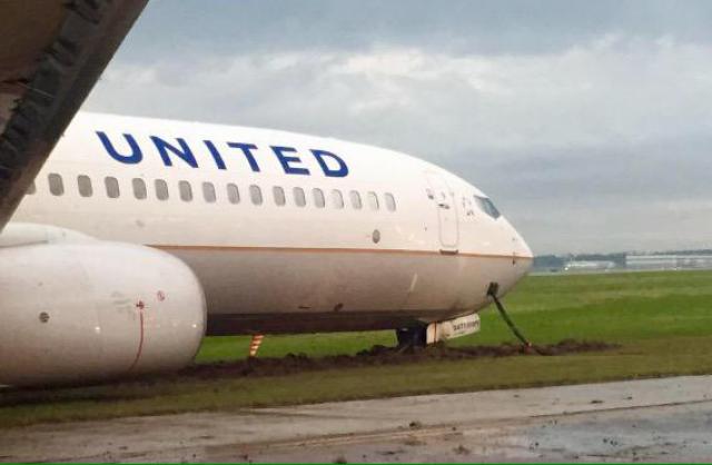 Sortie de piste au poser d'un avion de United Airlines
