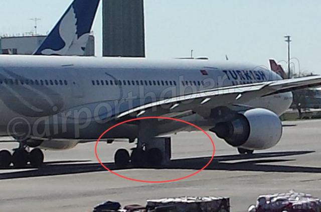 Un container à bagages projeté sous un avion de Turkish