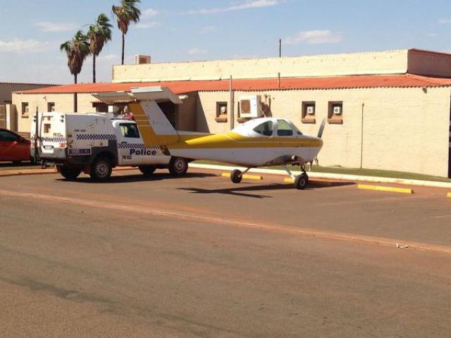 Assoiffé, il roule avec son avion sur la route et va au pub