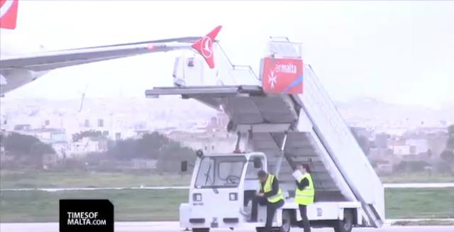 Un véhicule de piste heurte l'aile d'un avion de Turkish