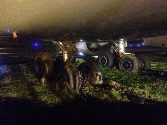 Sortie de taxiway au roulage d'un avion de Lufthansa