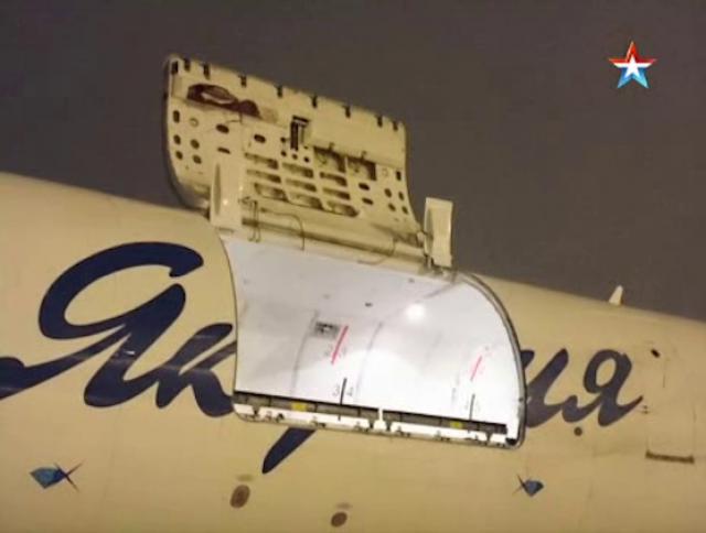 Ouverture de porte de soute en vol d'un avion de Yakoutia