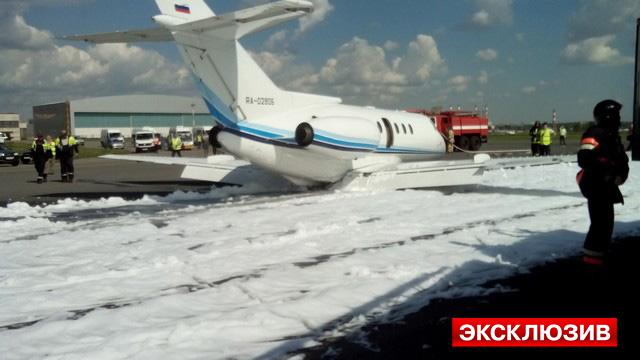 Un avion de Sirius Aero se pose sur un tapis de mousse