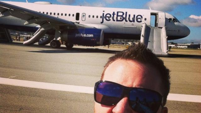 Problème moteur et évacuation d'un avion de JetBlue Airways
